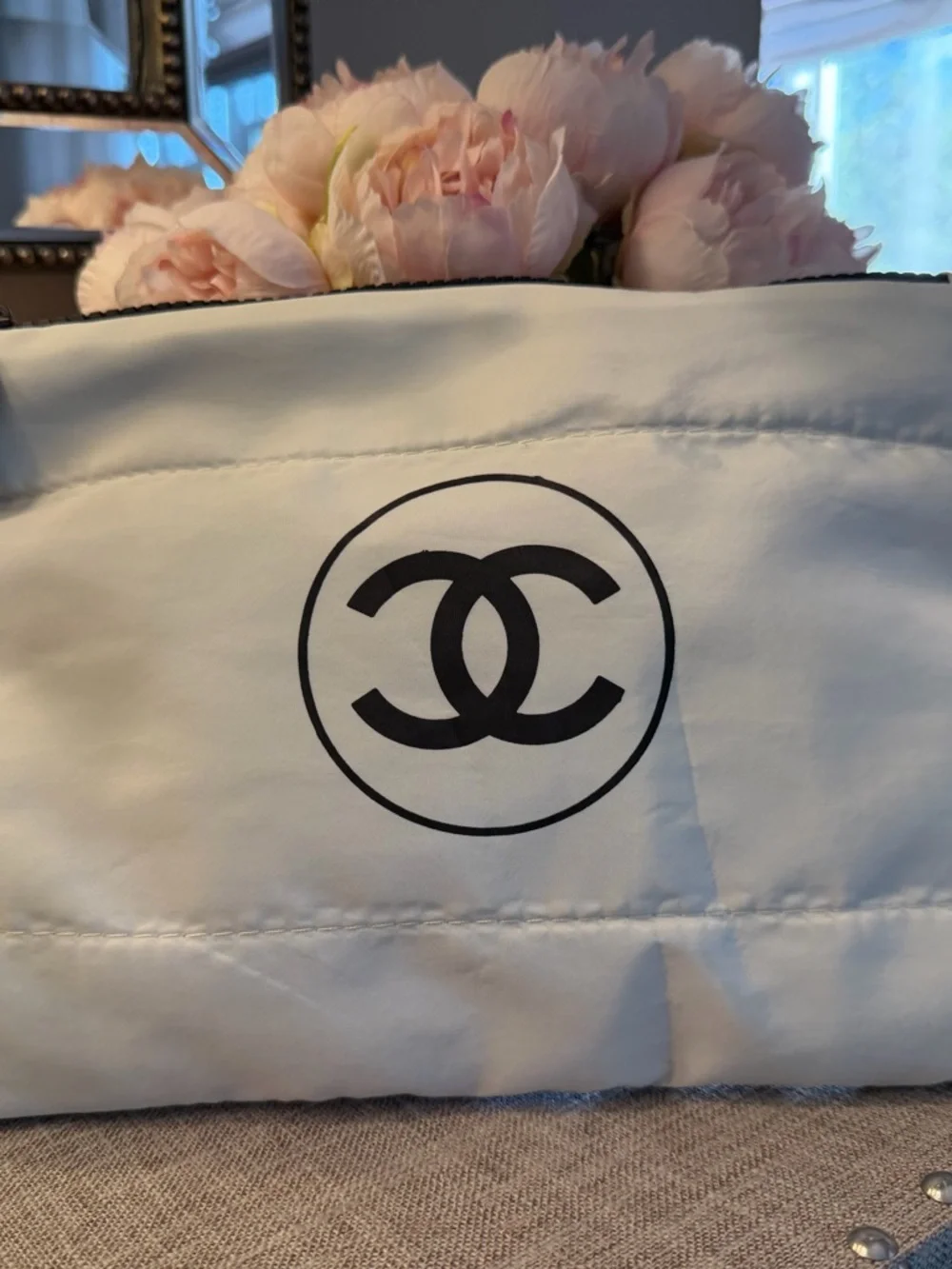 CC White Quilted Tote Bag with black halo Logo zipper pull - Picture 2 of 7